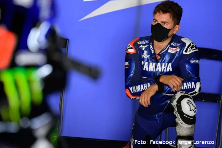 Jorge Lorenzo tester Yamaha MotoGP inginocchiato nel box