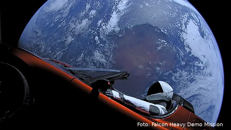 800px elon musks tesla roadster 40143096241