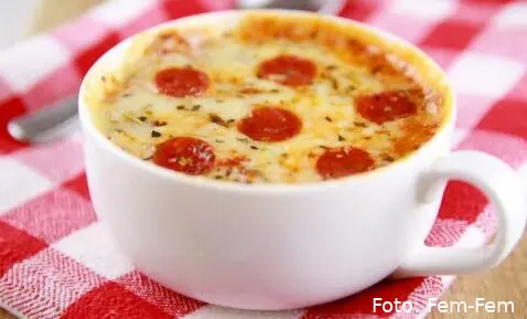 pizza in een mok 3 minuten e1639735699176