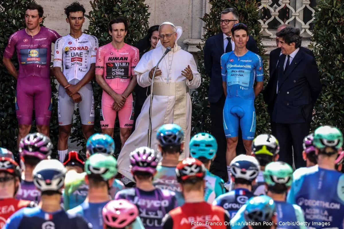 Mads Pedersen og Giro-feltet møder Pave Leo