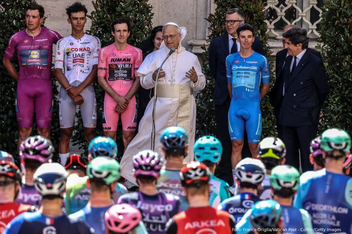 Mads Pedersen og Giro-feltet møder Pave Leo