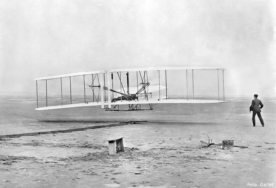 16_Wright Brothers' First Powered Flight in 1903