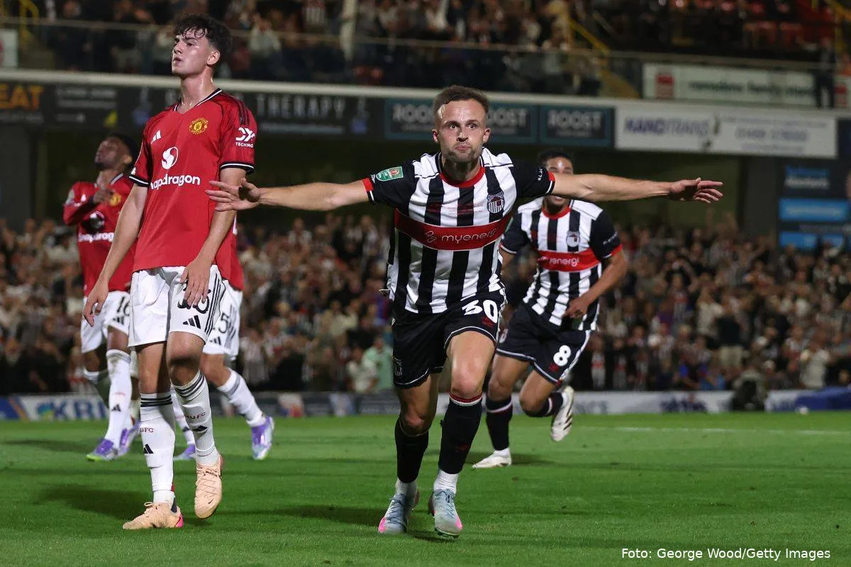 Charles Vernam fra Grimsby Town fejrer sejr over Manchester United