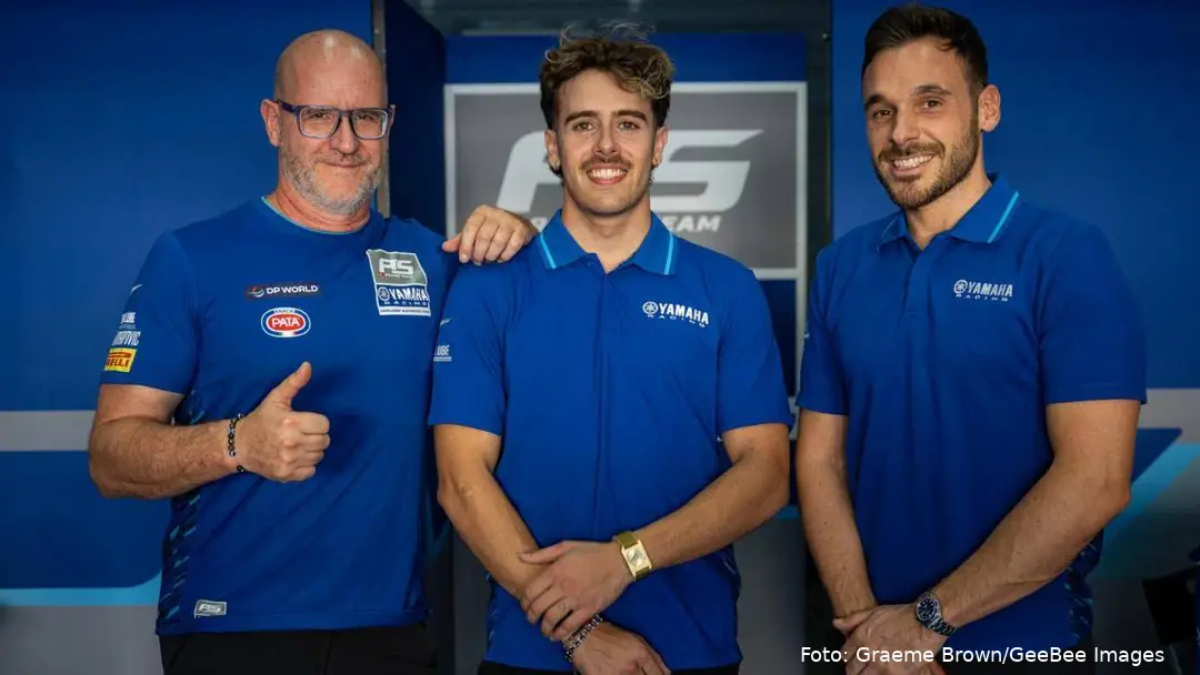 Jeremy Alcoba con Niccolò Canepa e Andrea Quadranti in posa per una foto con le maglie blu Yamaha Supersport