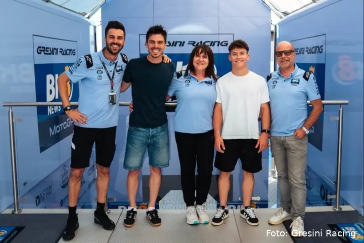 Joan Mir e Dani Holgado in posa col team Gresini MotoGP