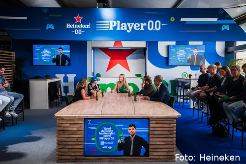 Tijdens de talkshow op het circuit vertelt Verstappen waarom hij deel uitmaakt van deze campagne