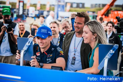 Max Verstappen trapt op Zandvoort de campagne af en zet de eerste score neer