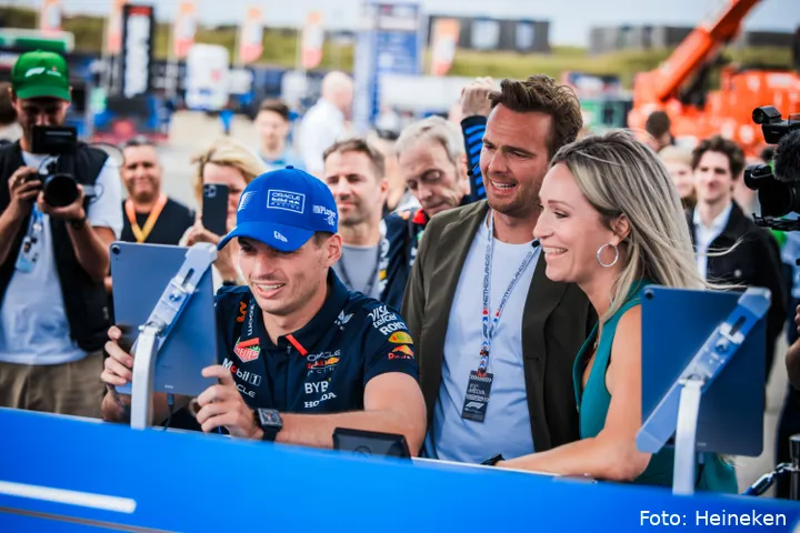 Max Verstappen trapt op Zandvoort de campagne af en zet de eerste score neer