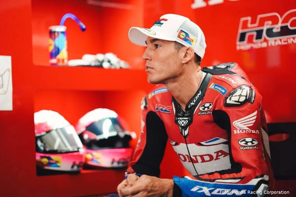 Aleix Espargaro pilota Honda HRC MotoGP nel box a Valencia