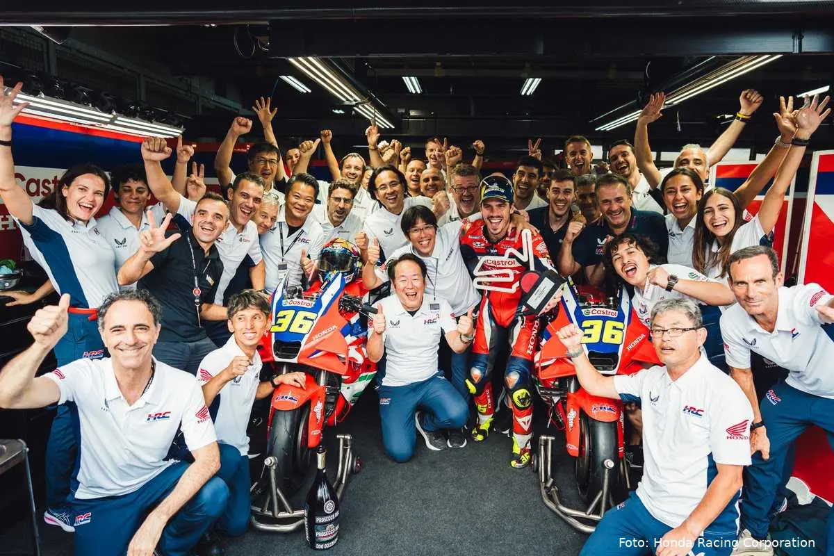 Joan Mir festeggia nel box del team Honda HRC MotoGP