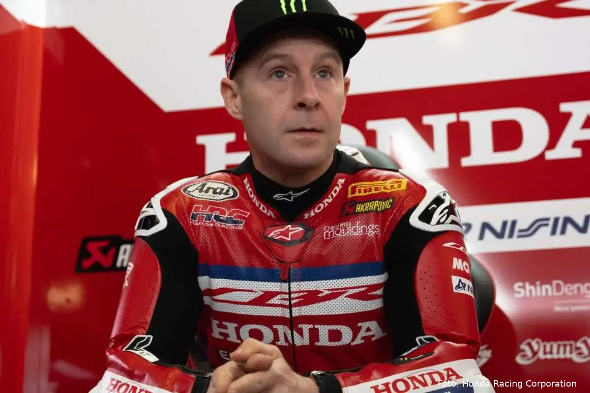 Jonathan Rea pilota Honda HRC Superbike WorldSBK seduto nel box