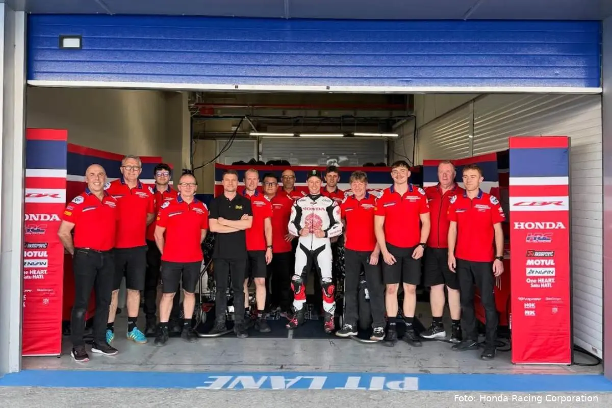 Jonathan Rea e il test team Honda HRC Superbike WorldSBK nel box a Jerez