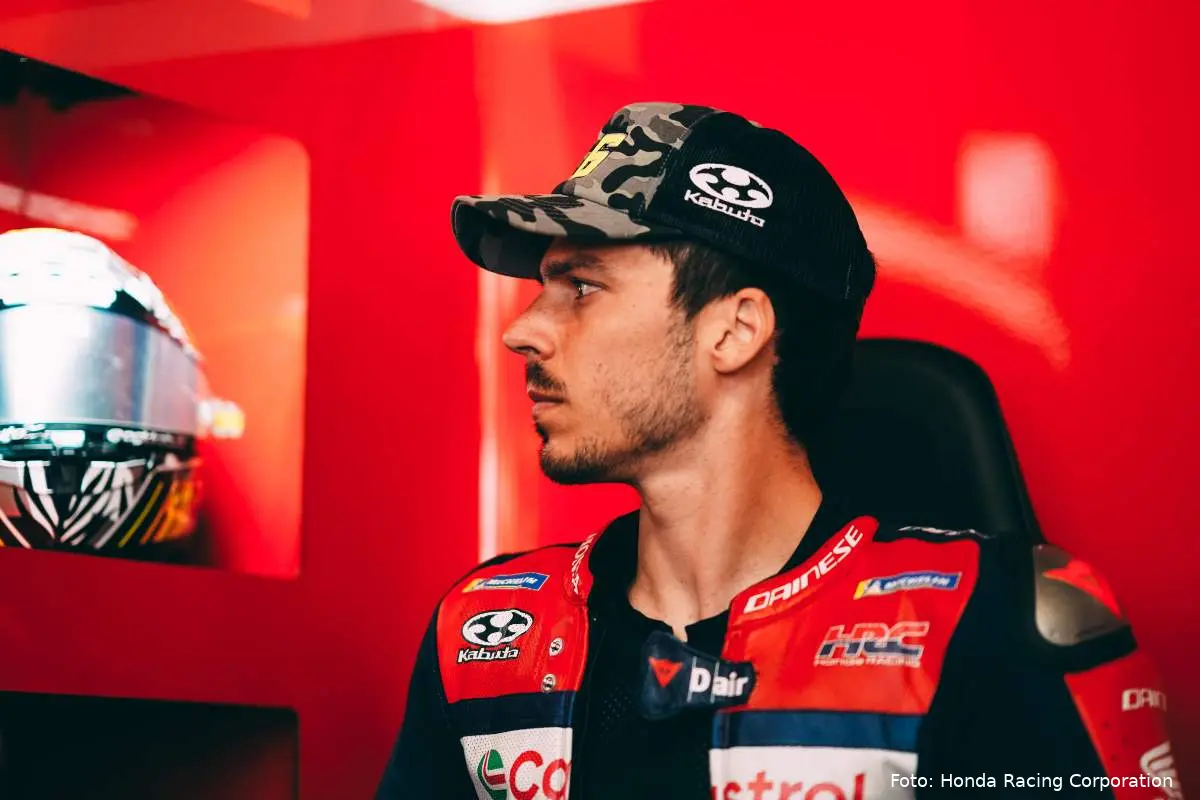 Joan Mir pilota Honda MotoGP seduto nel box del team HRC