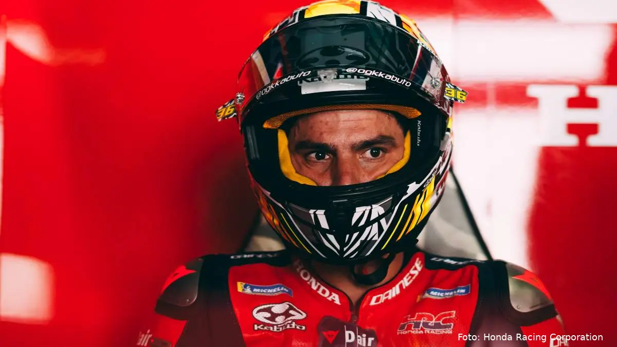 Joan Mir pilota MotoGP nel box del team Honda HRC