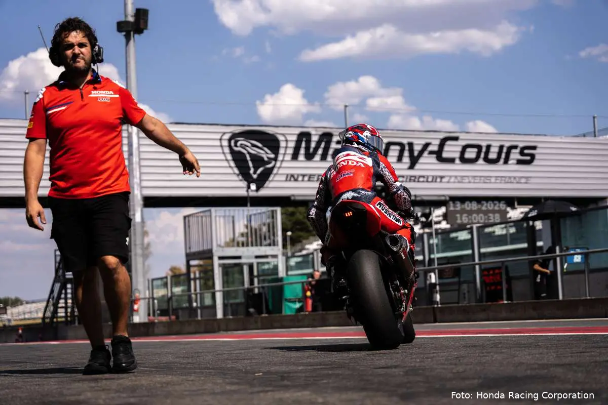 Somkiat Chantra pilota Honda HRC nel test Superbike a Magny-Cours