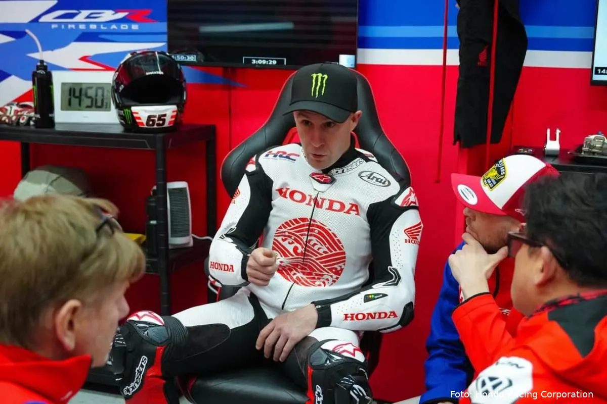 Jonathan Rea tester Honda HRC Superbike SBK parla nel box
