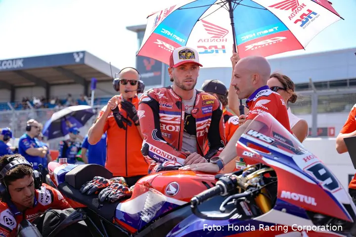 Jake Dixon Honda HRC rider on the Superbike grid