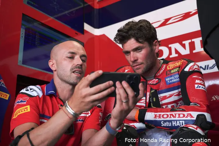 Jake Dixon pilota WorldSBK seduto nel box Honda HRC
