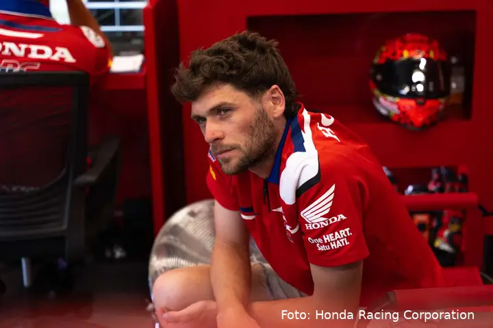 Jake Dixon pilota Superbike seduto nel box Honda HRC WorldSBK