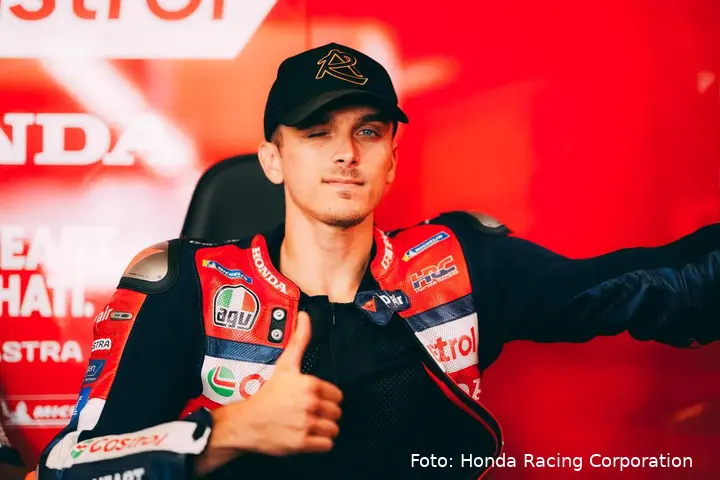 Luca Marini pilota Honda HRC MotoGP nel box del team