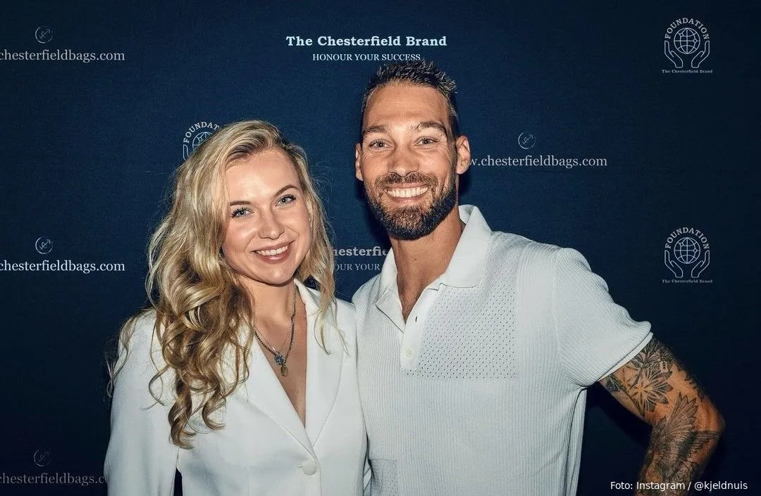 kjeld nuis zet grote tattoo van joy beune