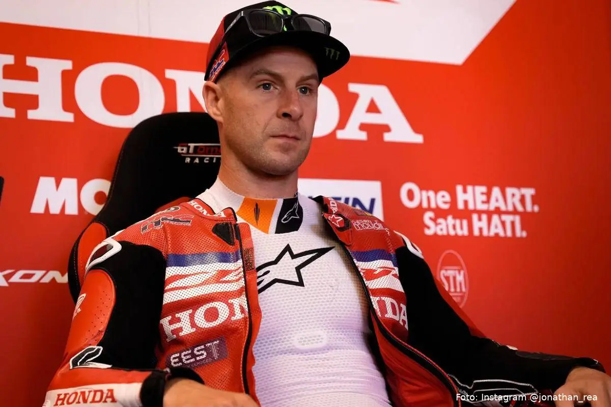Jonathan Rea seduto nel box Honda HRC WorldSBK