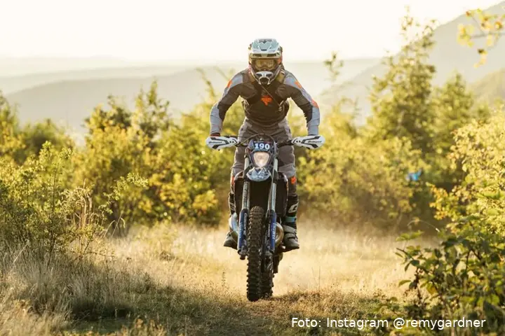 Remy Gardner corre in moto nella Red Bull Romaniacs, gara di hard enduro