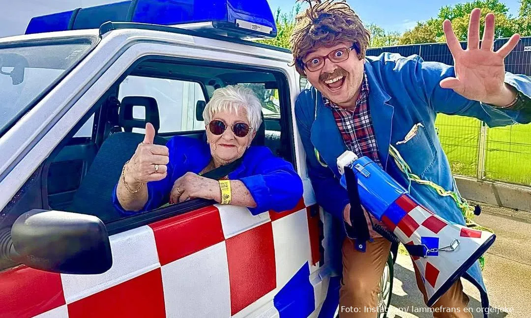 uit je orgeltje deze pasen ons joke was ook nog efkes bij de politieautoveiling op paaspop wasz geweldig komen ammal nog meer bewegende beelden eerst unne kubieke meter sjokkelaai ete denklammefrans orgelj