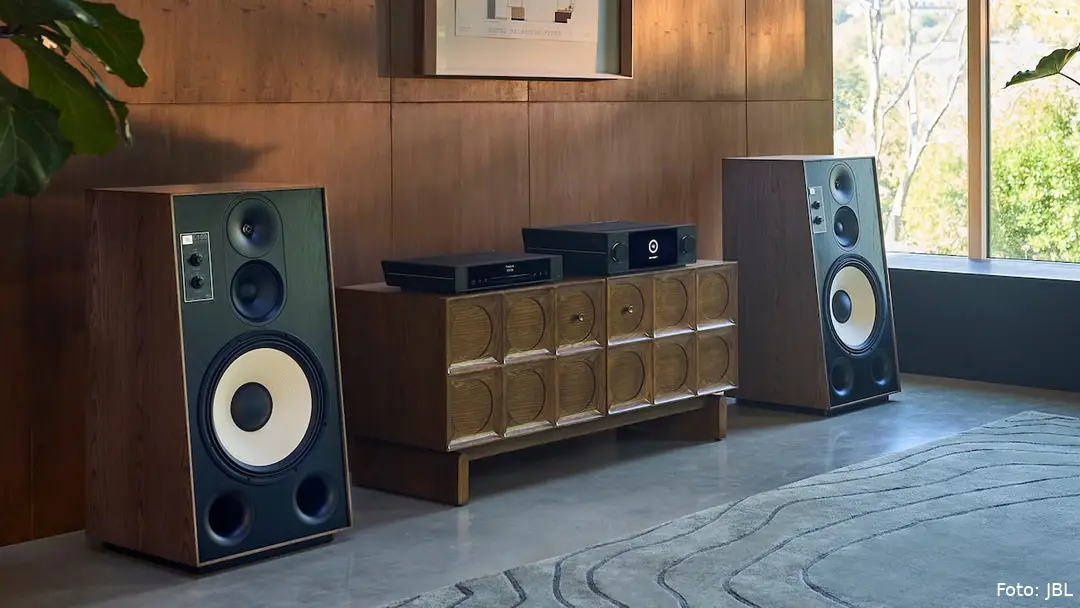 jbl-classic-l150-loudspeakers-lifestyle-no-grilles