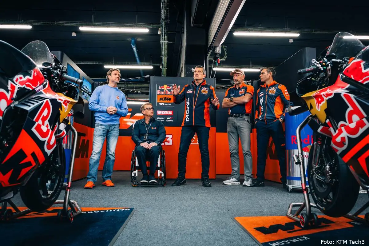 Guenther Steiner nel box del team KTM Tech3 con Bierer e Neumeister