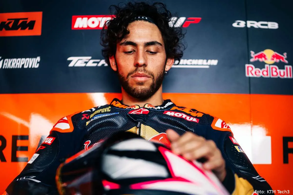 Enea Bastianini pilota KTM Tech3 seduto nel box durante il Buriram Test