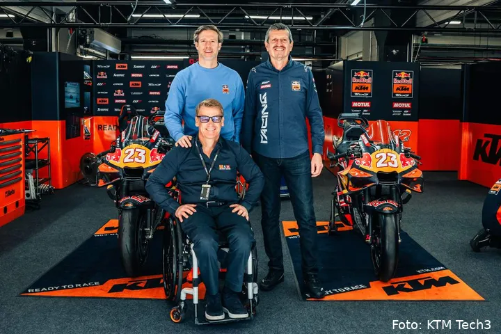 Gunther Steiner, Bierer e Neumeister nel box del team KTM Tech3 MotoGP