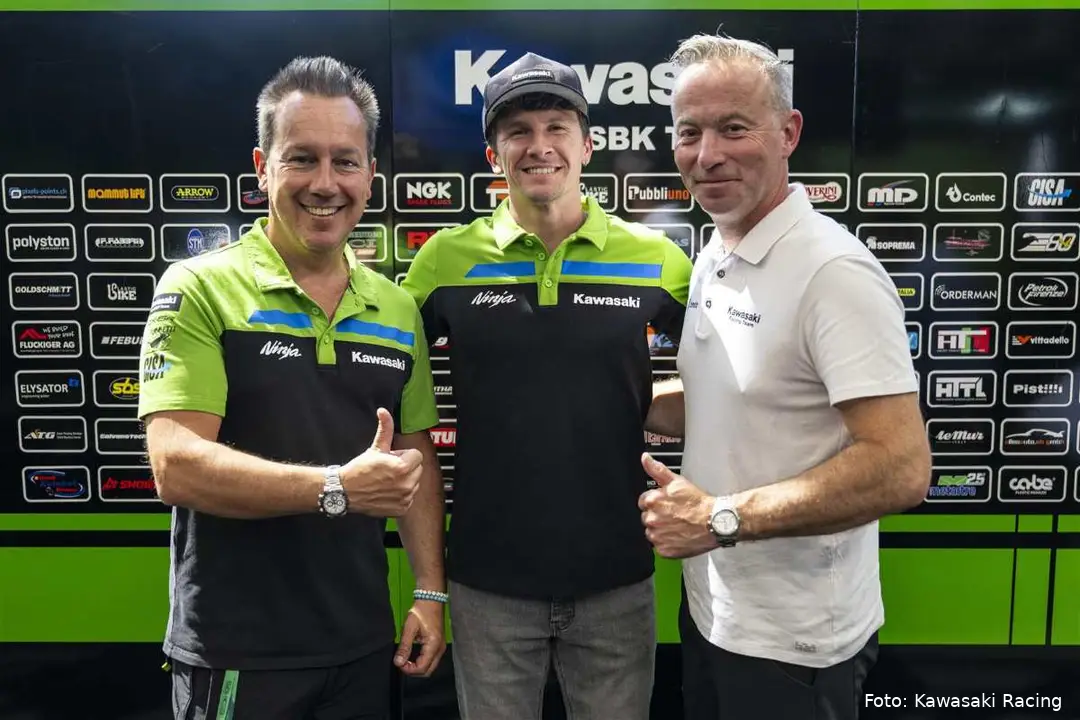 Manuel Puccetti e Garrett Gerloff del team Kawasaki WorldSBK in posa per una foto