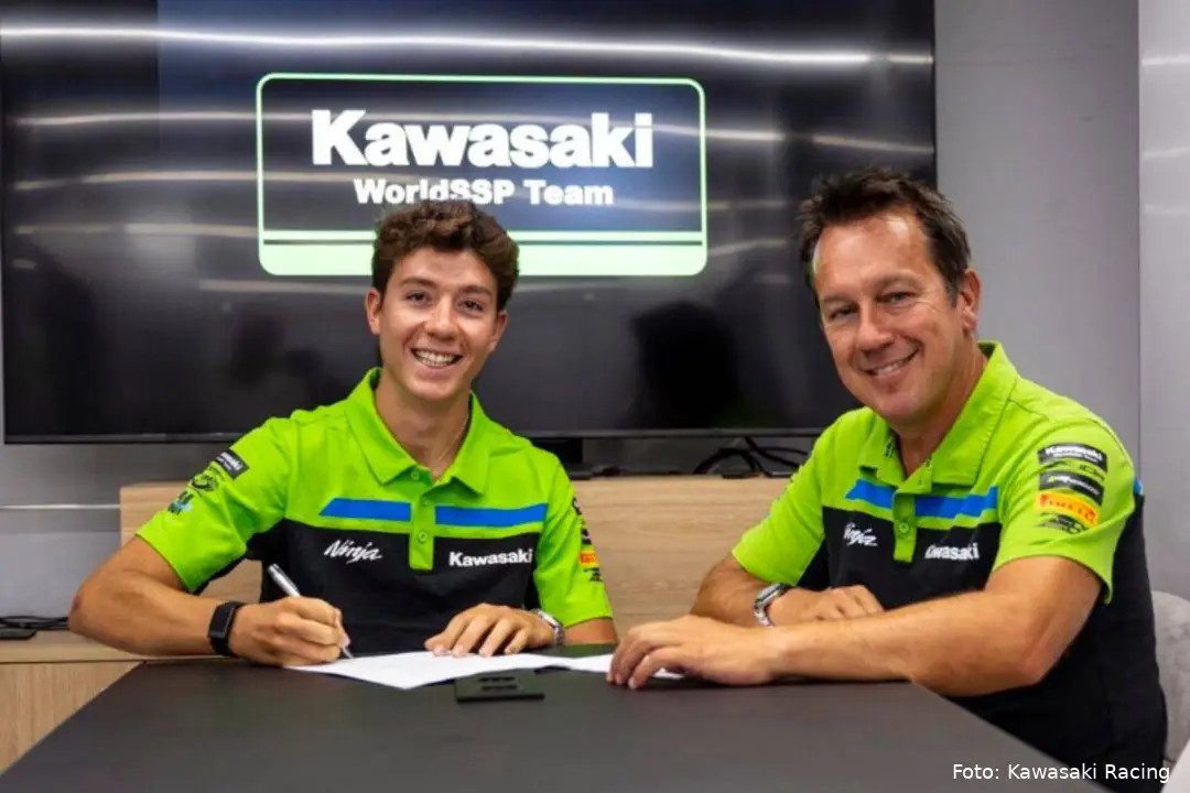 Manuel Puccetti team principal Kawasaki e il pilota David Salvador firmano il contratto