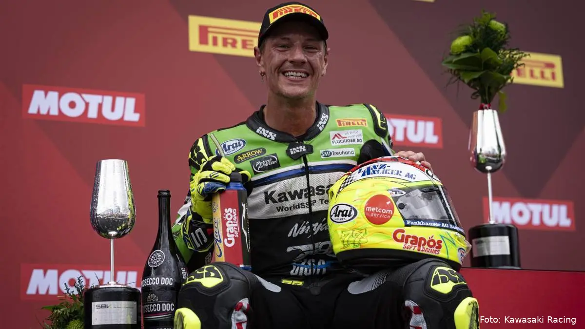 Dominique Aegerter pilota Supersport sorridente sul podio