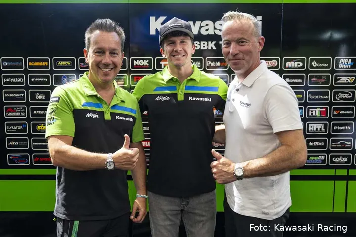 Manuel Puccetti e Garrett Gerloff del team Kawasaki WorldSBK in posa per una foto
