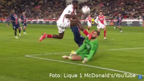 <i>Singo forsøger at hoppe over den italienske målmand</i>