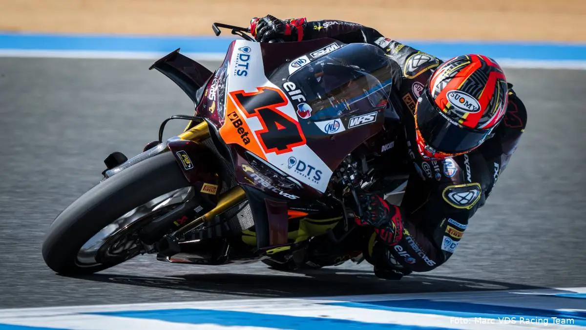 Sam Lowes guida la Ducati Superbike sulla pista di Jerez