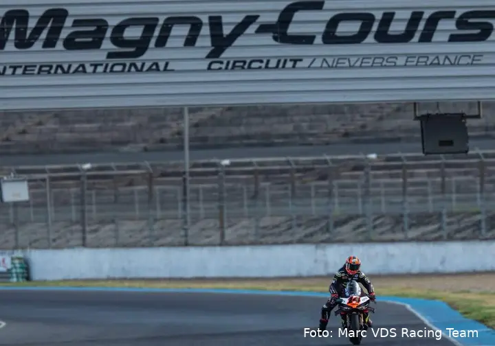 Sam Lowes guida la Ducati del team Marc VDS nel test Superbike a Magny-Cours