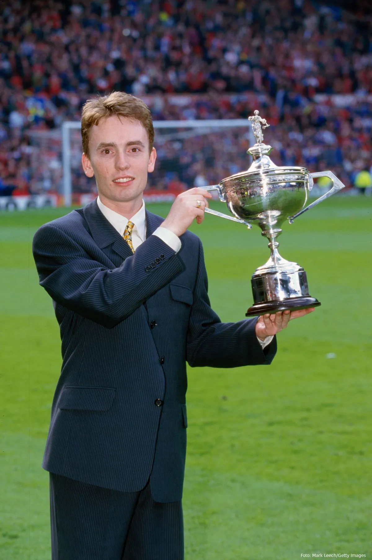 <i>Ken Doherty med sin VM-pokal på Old Trafford i 1997</i>