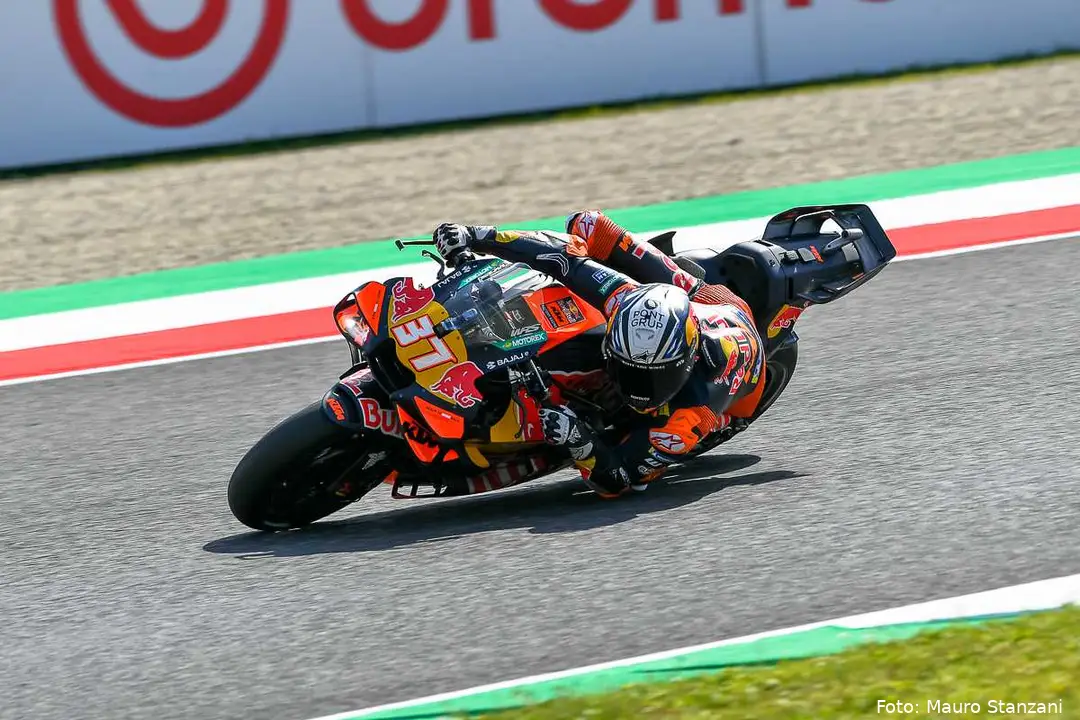 Pedro Acosta guida la KTM MotoGP sulla pista del Mugello Circuit