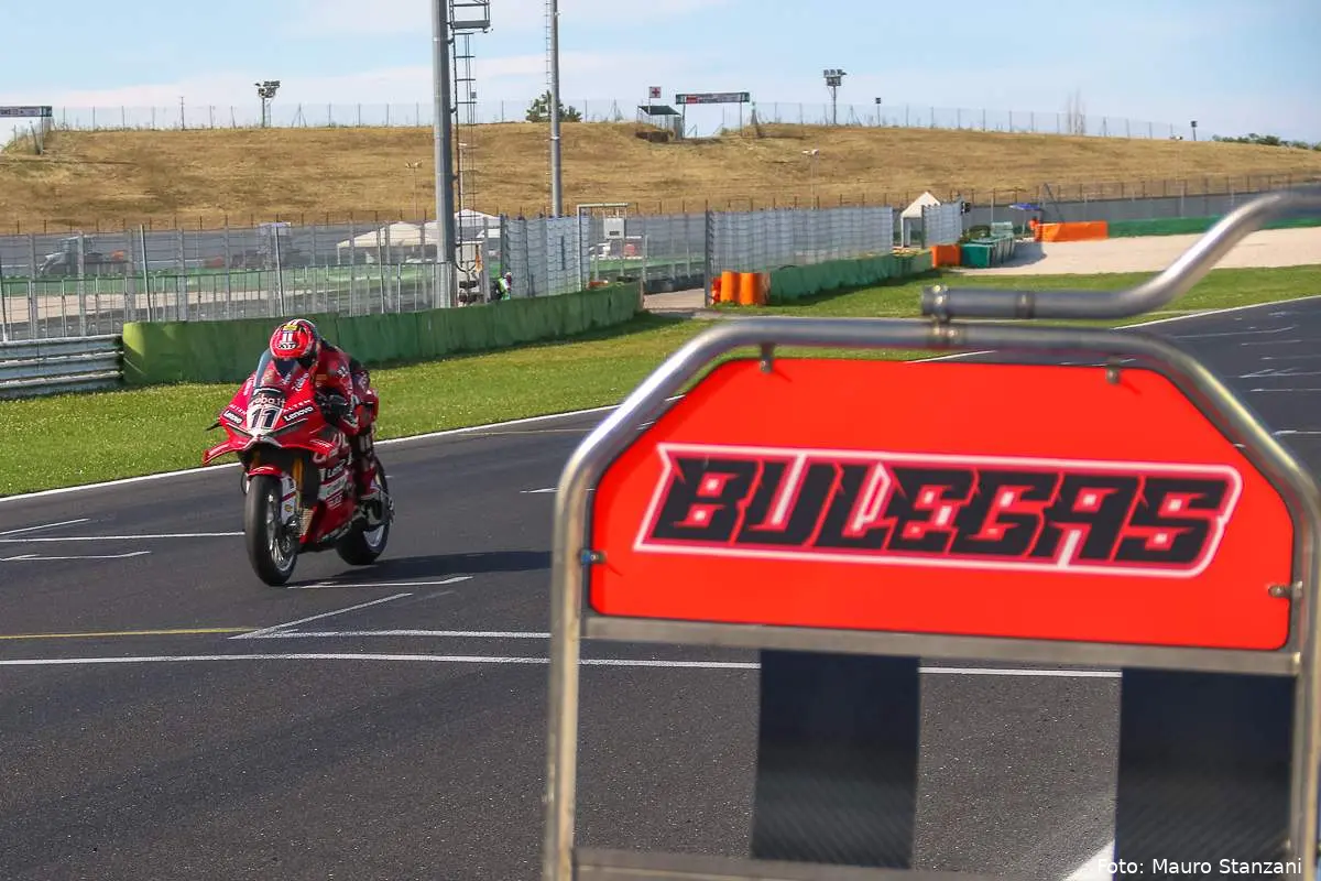 Nicolò Bulega pilota del team Aruba Ducati guida la Panigale V4 R nel Misano Test Superbike
