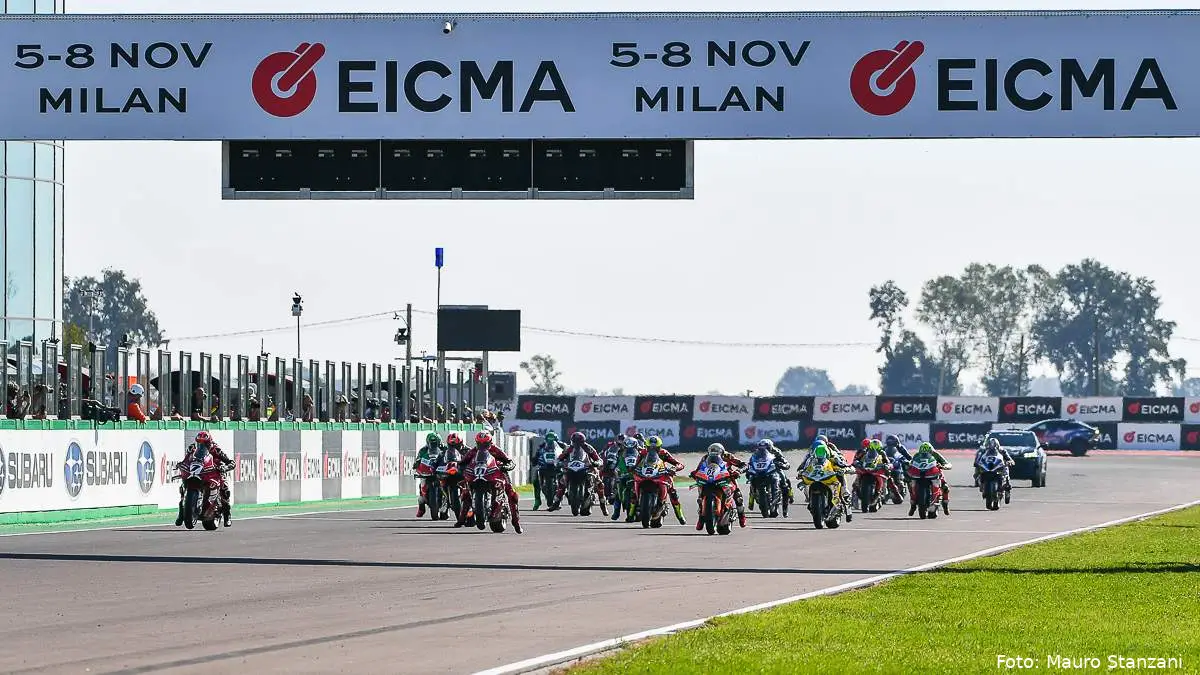 Piloti partono dalla griglia nella gara Superbike al Cremona Circuit