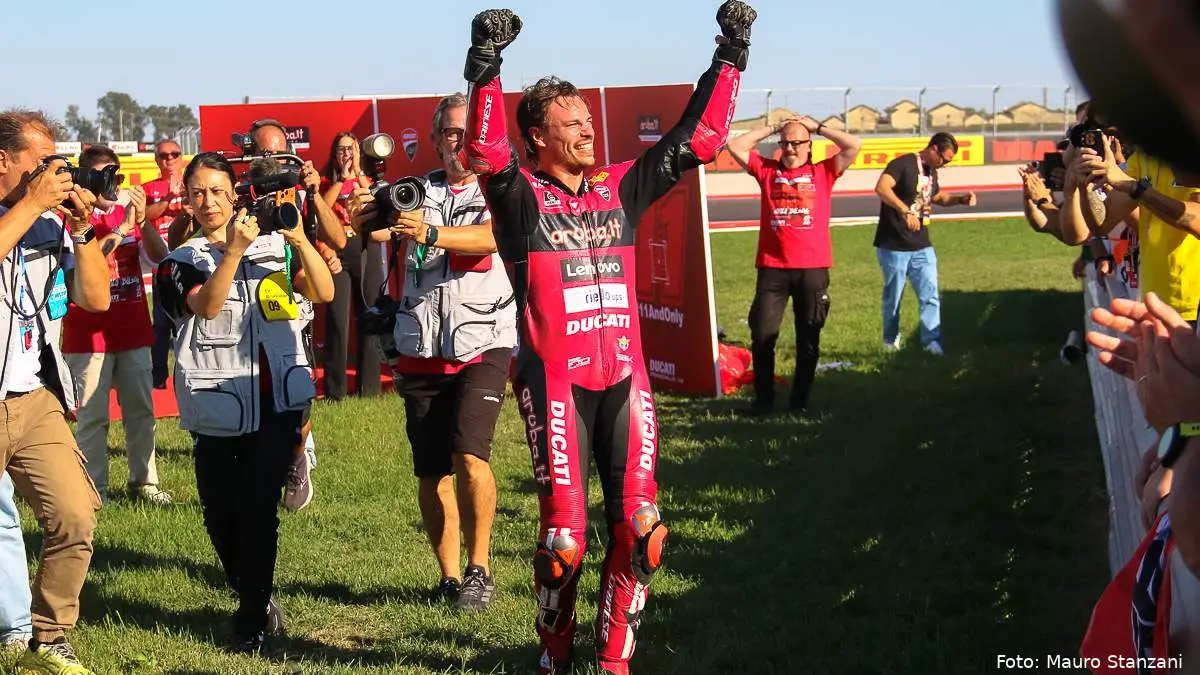 Nicolò Bulega festeggia da campione del mondo Superbike al Cremona Circuit