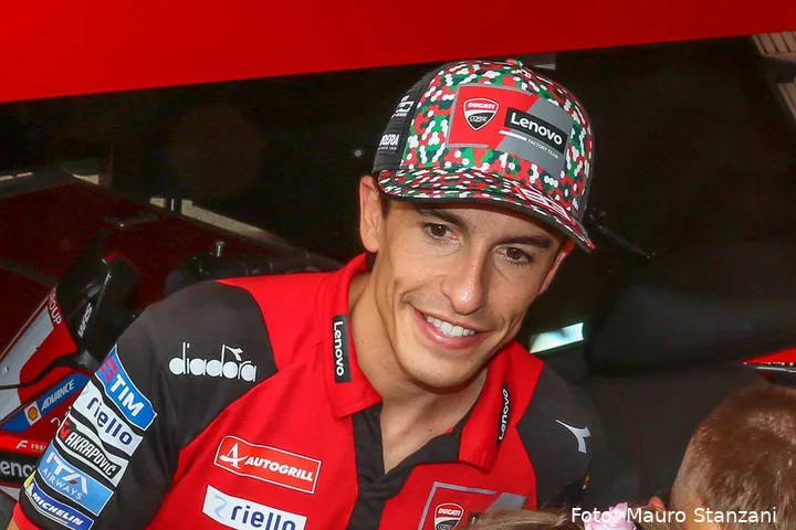 Marc Marquez pilota Ducati sorride nel paddock MotoGP al Mugello