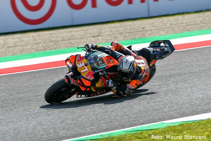 Pedro Acosta guida la KTM MotoGP sulla pista del Mugello Circuit