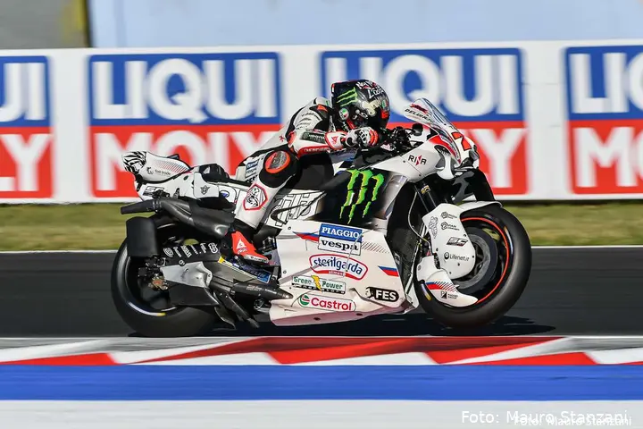 Marco Bezzecchi guida l'Aprilia MotoGP a Misano