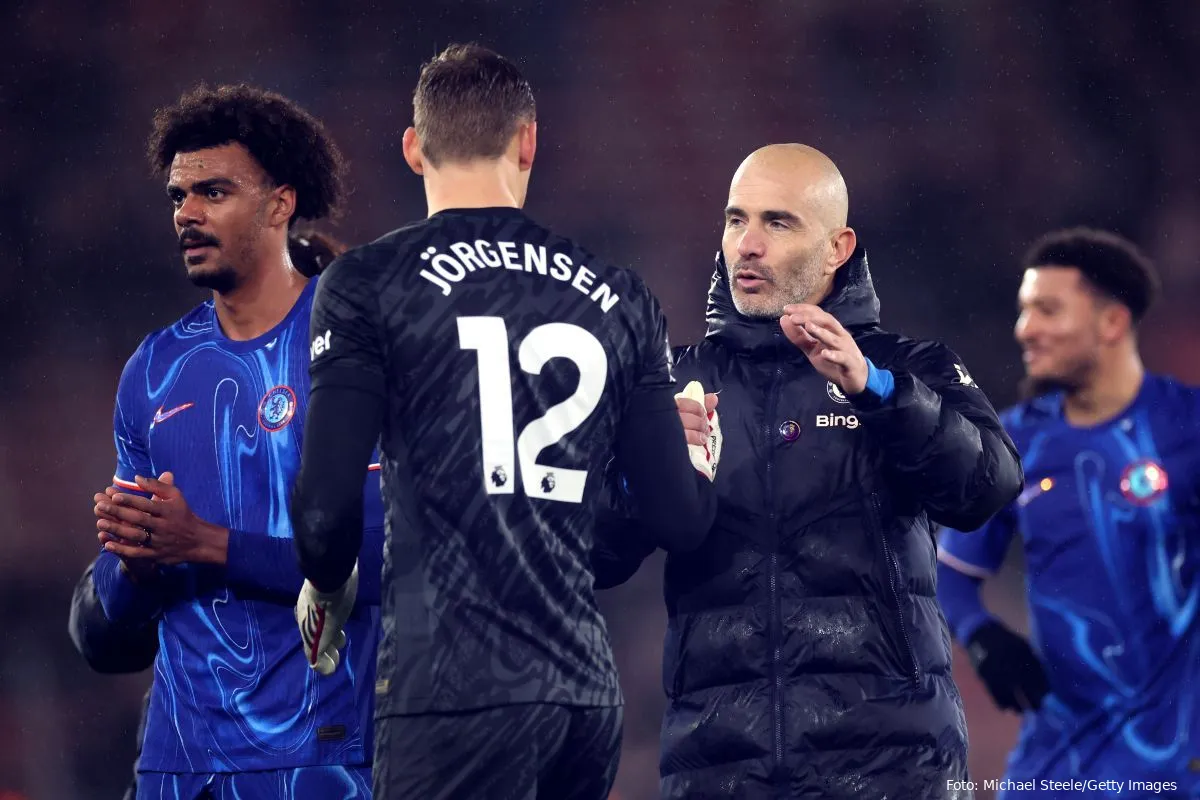<i>Filip Jørgensen lykønskes med en god kamp af Chelsea-træner Enzo Maresca</i>