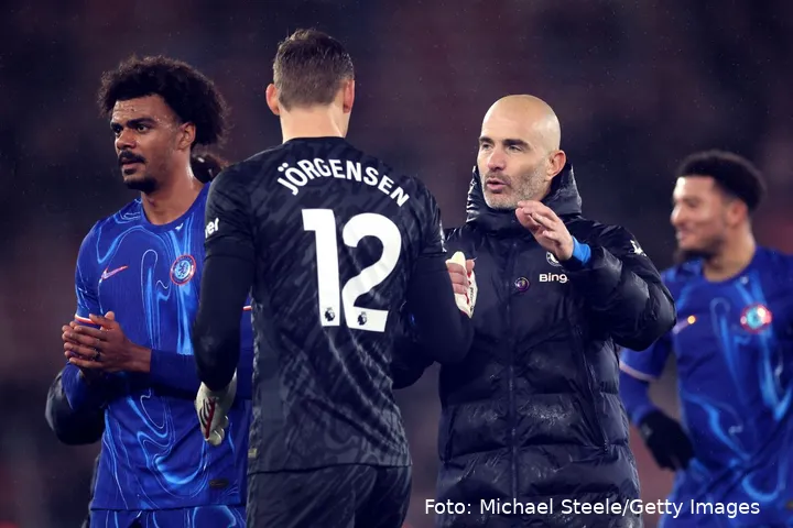 <i>Filip Jørgensen lykønskes med en god kamp af Chelsea-træner Enzo Maresca</i>