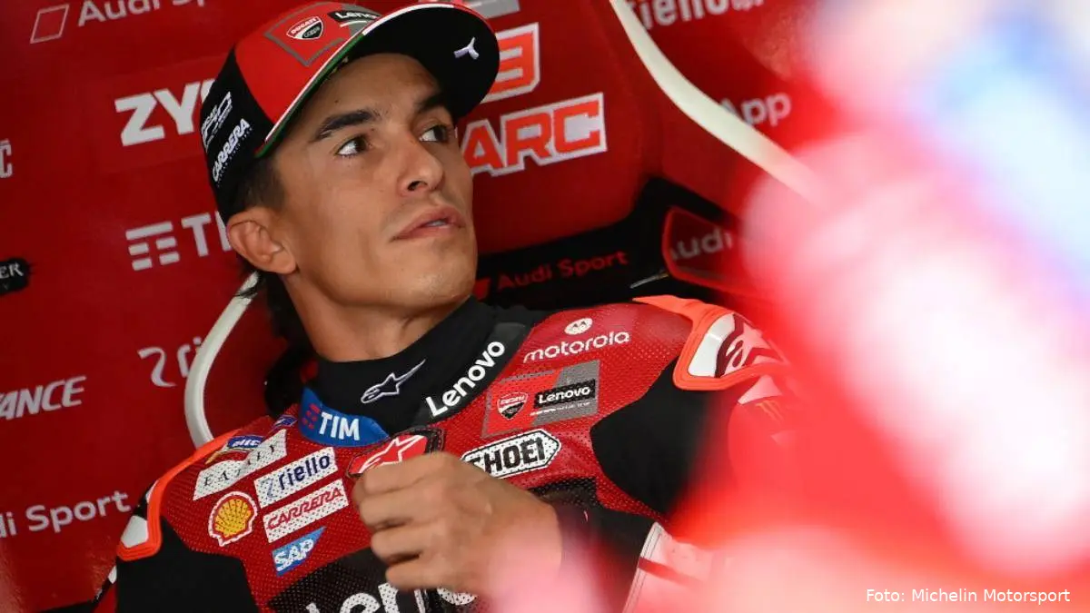 Marc Marquez pilota Ducati MotoGP nel box del team di Borgo Panigale